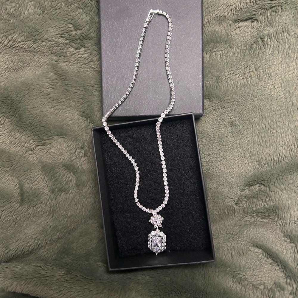 Elegant Silver Necklace with Crystal Pendant